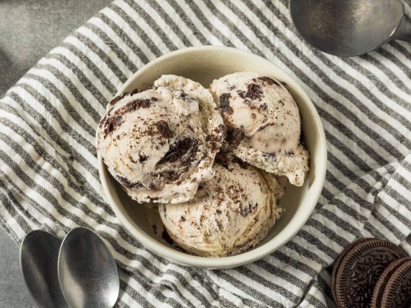 Eine Schüssel mit Oreo-Eis auf einem Geschirrtuch.