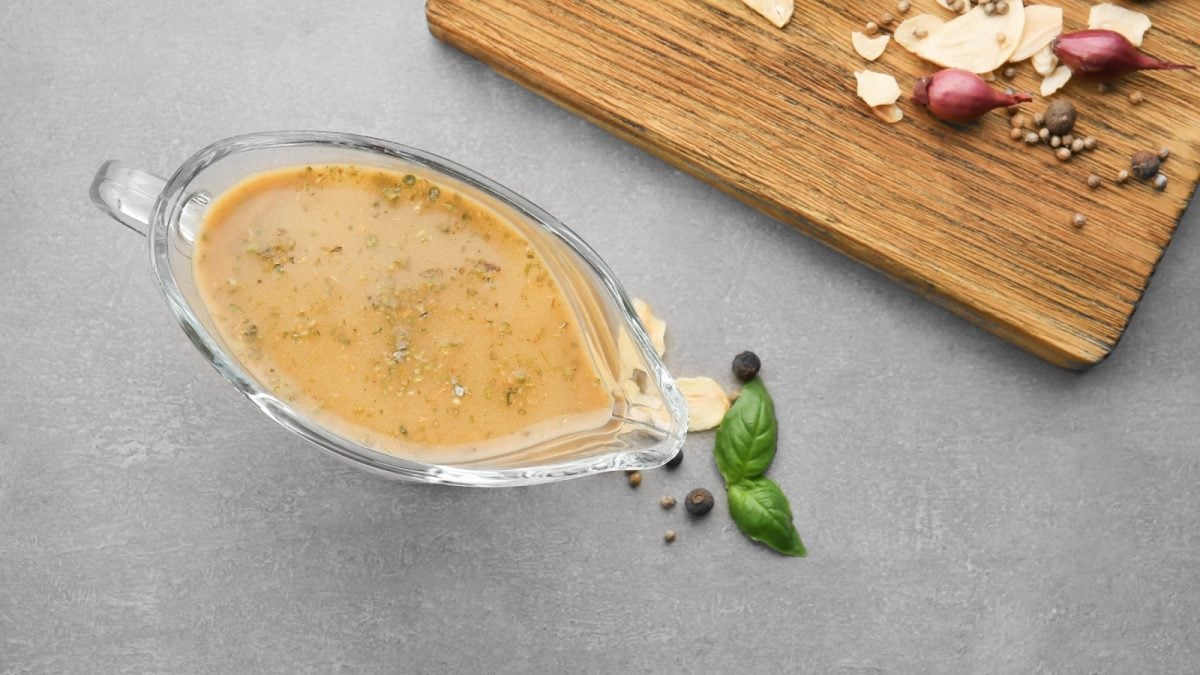 Eine Sauciere mit Rahmsauce neben