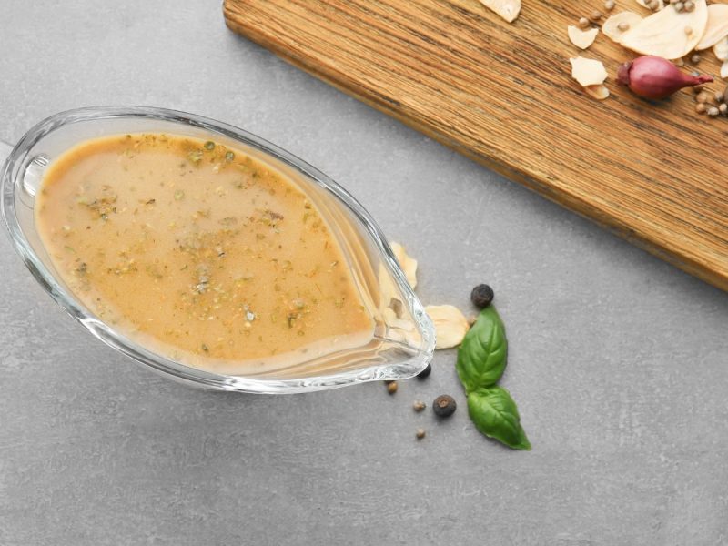 Eine Sauciere mit Rahmsauce neben