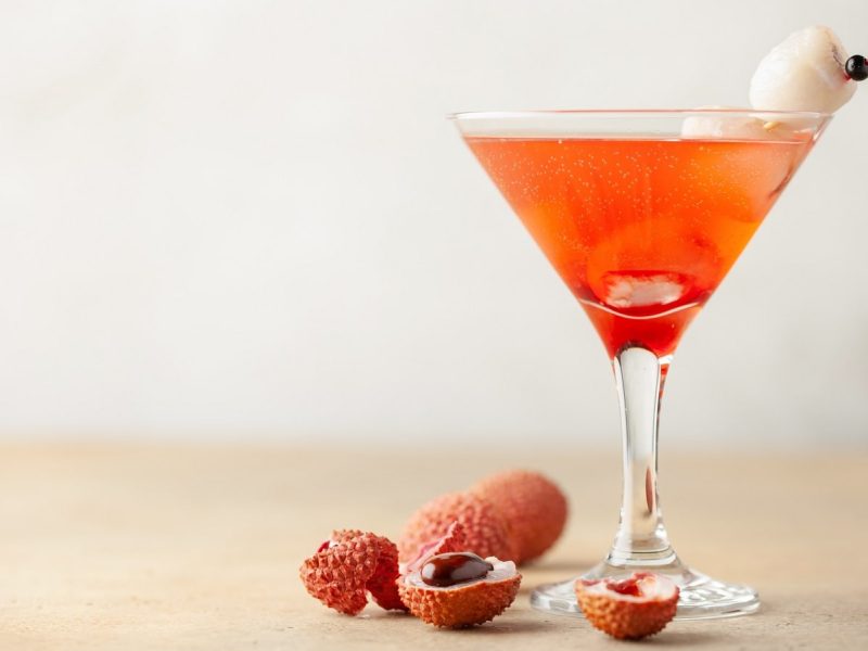 Ein Martiniglas mit einem Red Ruby Martini.
