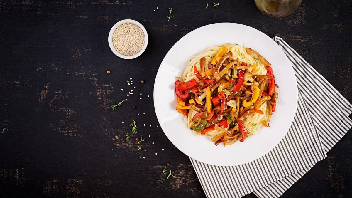 Ein weißer Teller mit Shimeji Stir-fry.