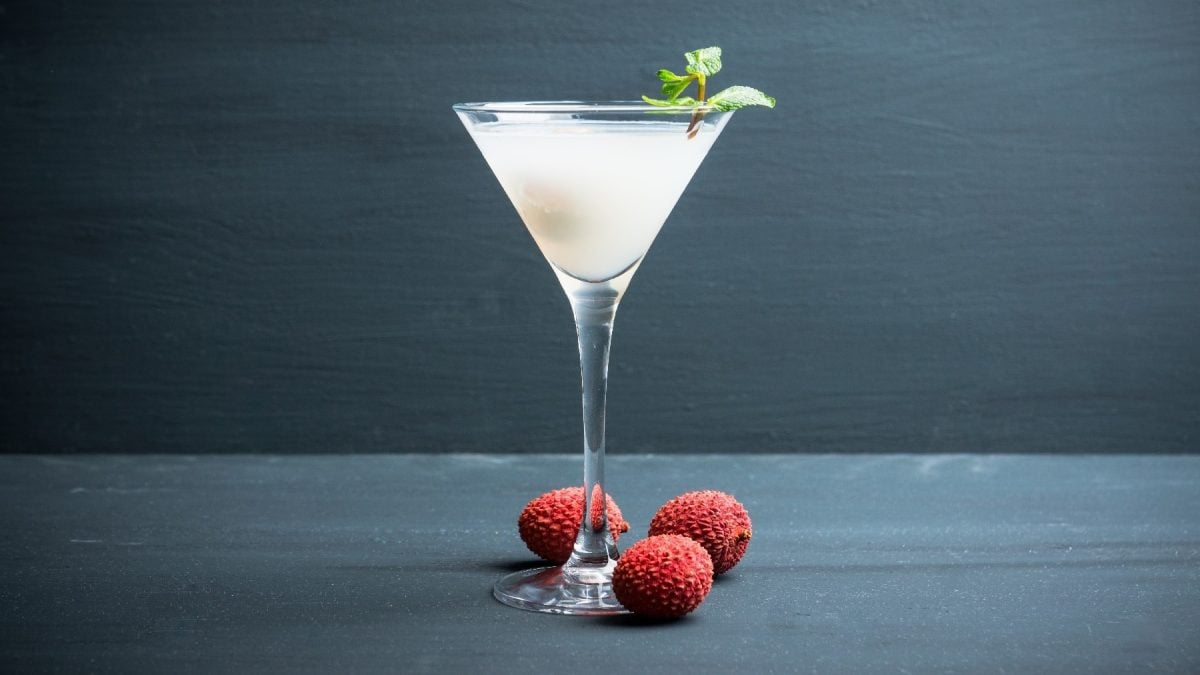 EIn Glas mit Lychee Martini mit frischen Litschis.