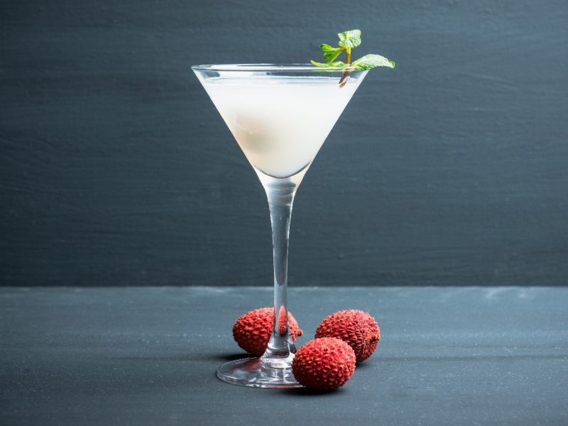EIn Glas mit Lychee Martini mit frischen Litschis.