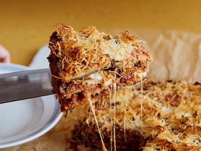 Ein Stück Parmigiana-Pie auf einer Kuchenschaufel, das Rezept stammt aus dem Kochbuch "Ottolenghi Test Kitchen: Extra Good Things"
