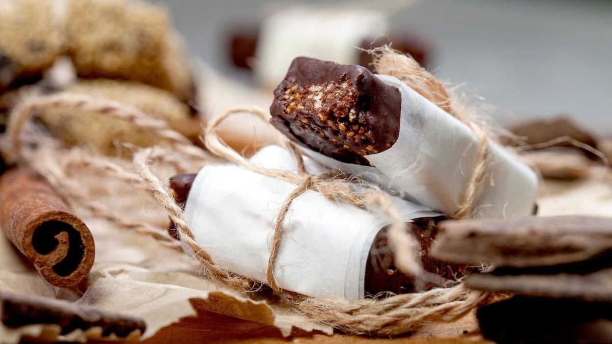 In Papier eingeschlagene Schokoriegel mit Amaranth.