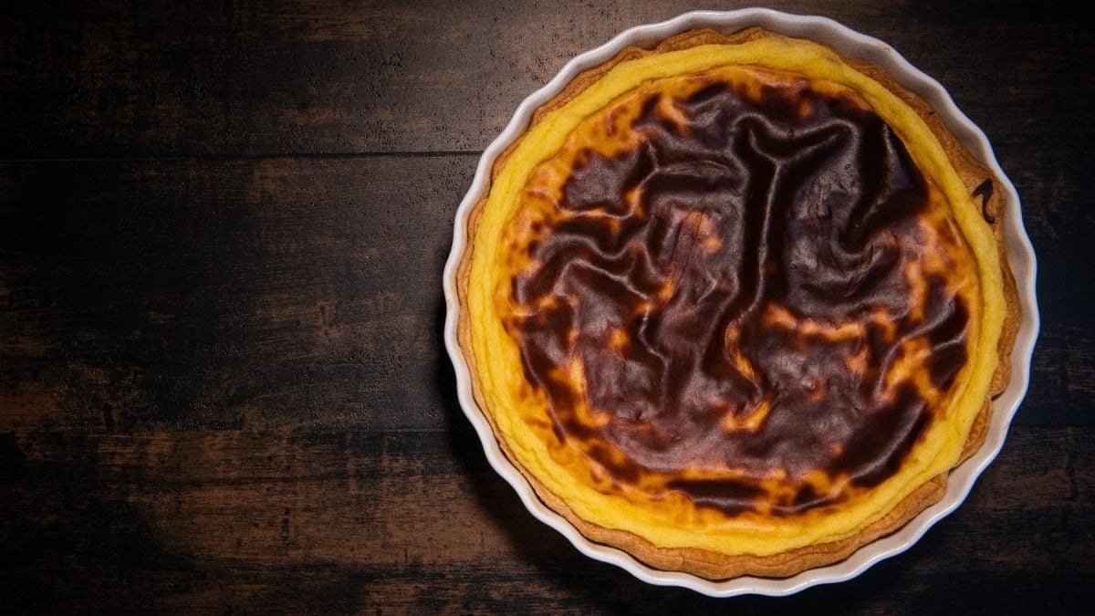 Eine weiße Backform mit dem Vanille-Flan auf Blätterteig.