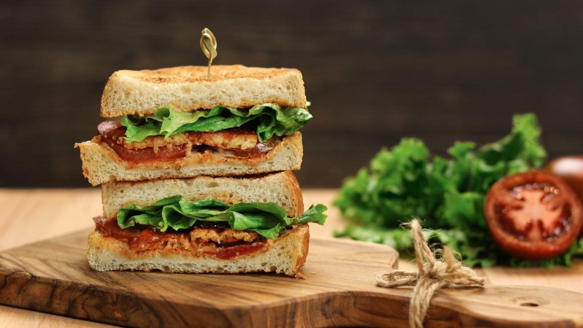 Veganes BLT Sandwich mit selbst gemachtem Veggie-Bacon - EAT CLUB