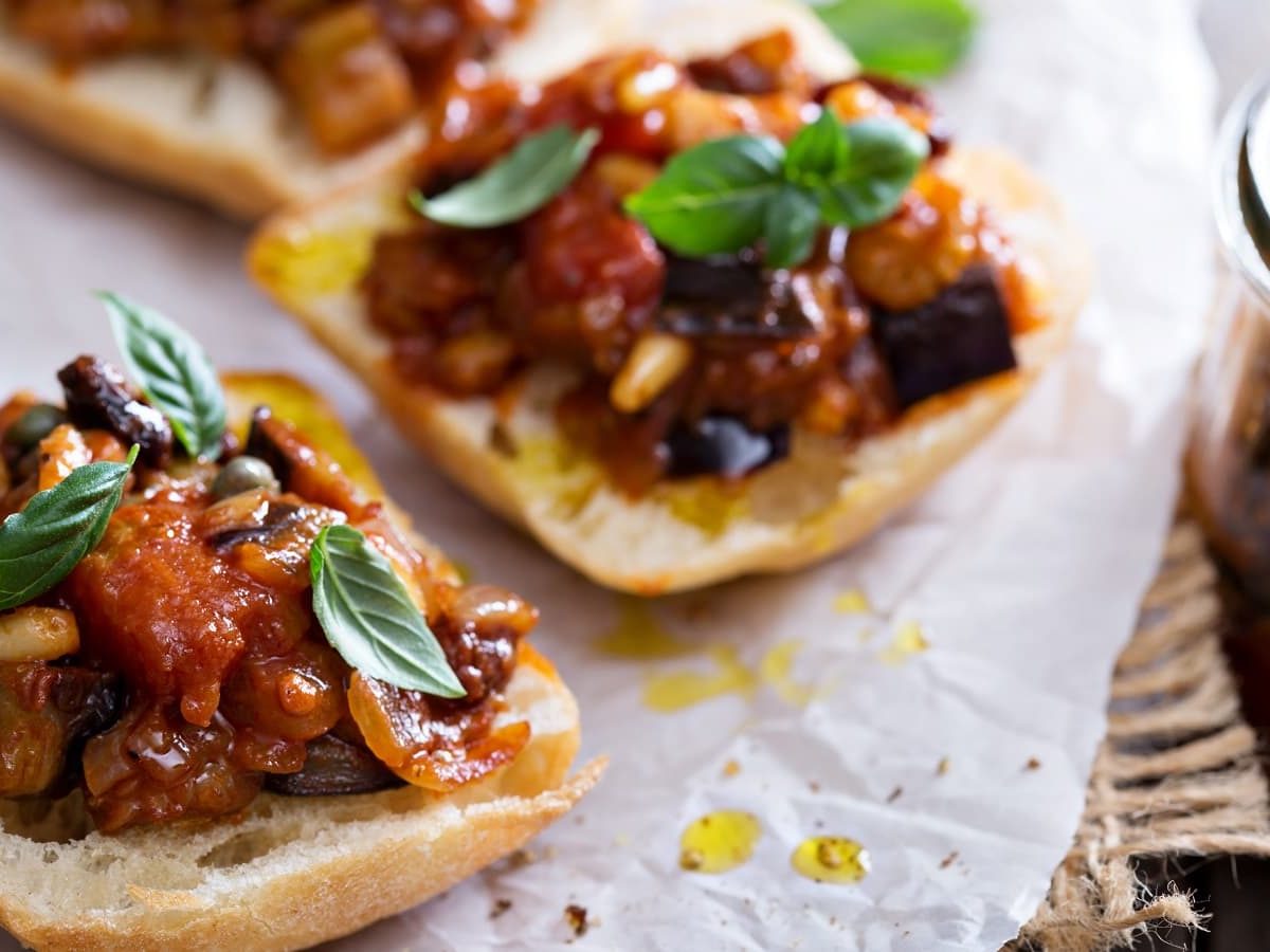 Zwei Scheiben Auberginen-Bruschetta auf einem Tisch.