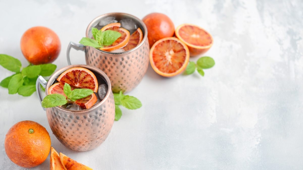 Zwei Gläser mit Blutorangen Moscow Mule