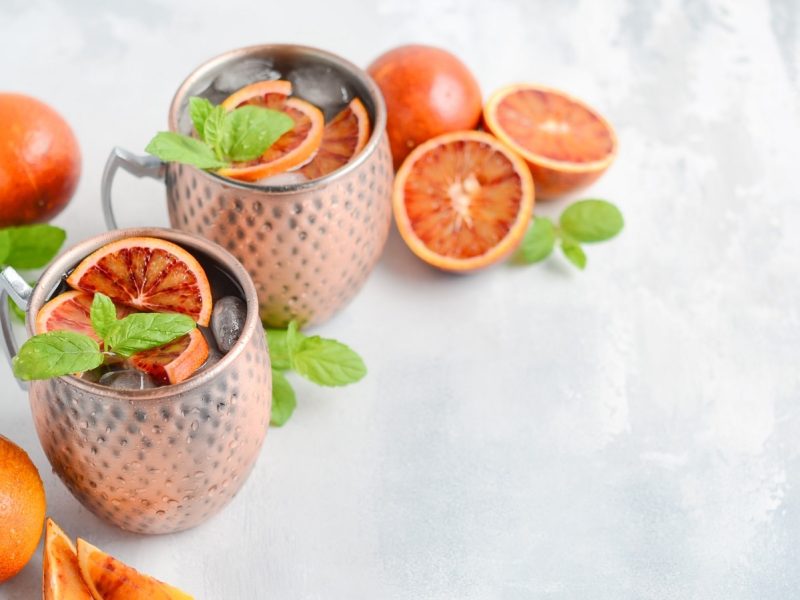 Zwei Gläser mit Blutorangen Moscow Mule