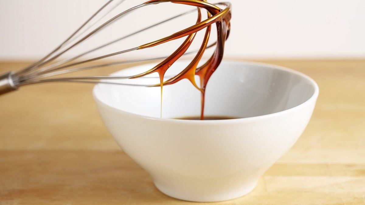 Eine Schüssel mit braunem Buttersirup,