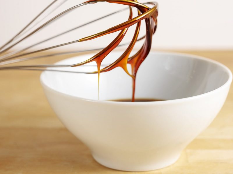 Eine Schüssel mit braunem Buttersirup,