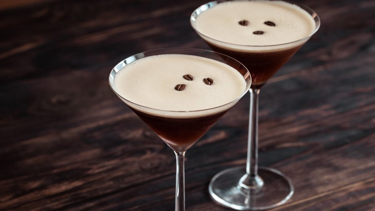 Zwei Gläser mit Cold Brew Martini.