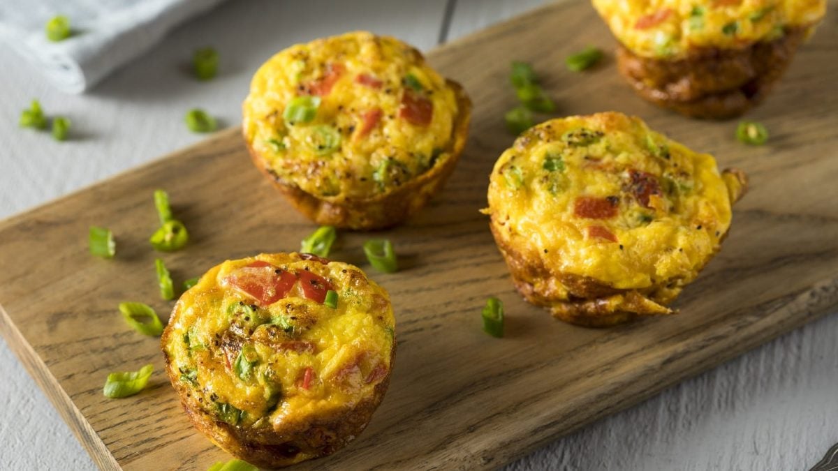 Drei Tex Mex Muffins auf einem Holzbrett.