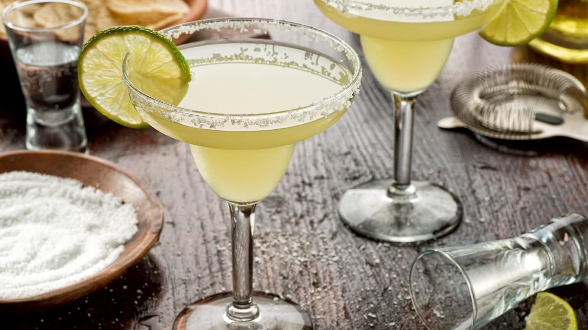 Ein Holztisch mit Lemongrass Margarita.