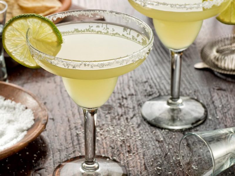 Ein Holztisch mit Lemongrass Margarita.