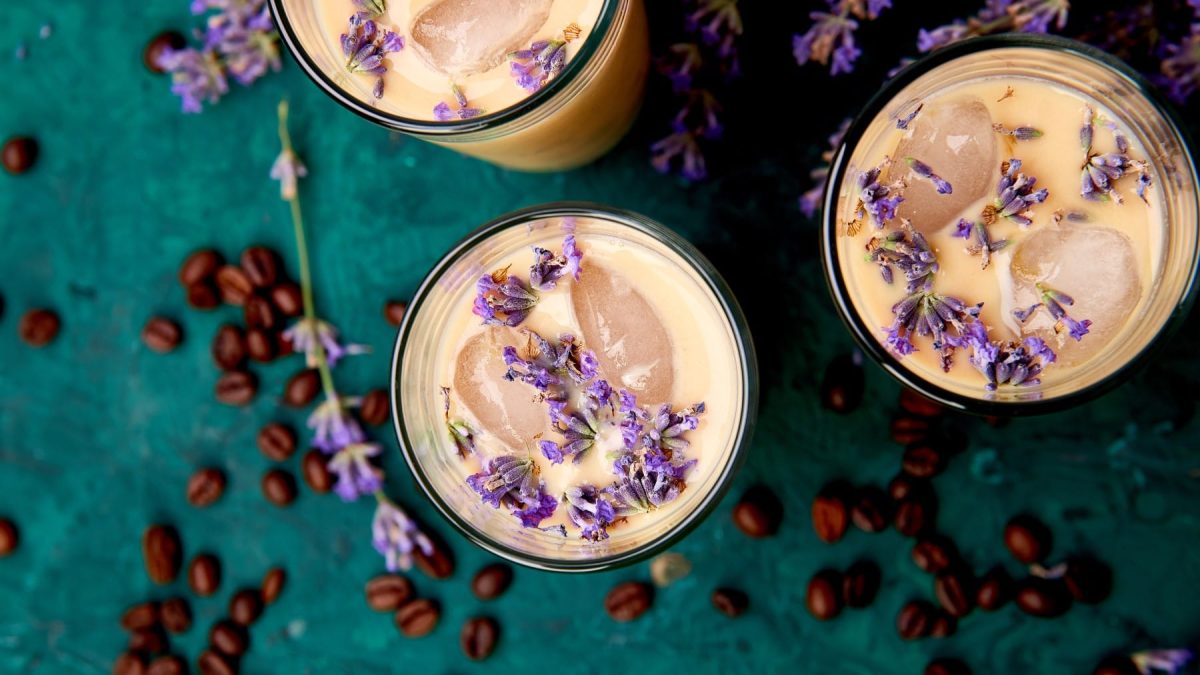 draufblick: drei gläser lavendel-eiskaffee