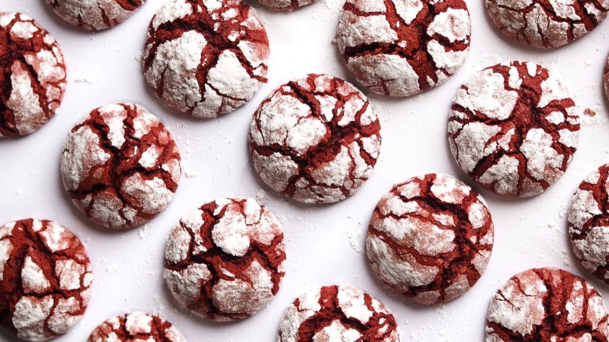 Mehrere Red Velvet Crinkle Cookies in der Draufsicht auf weißem Hintergrund.