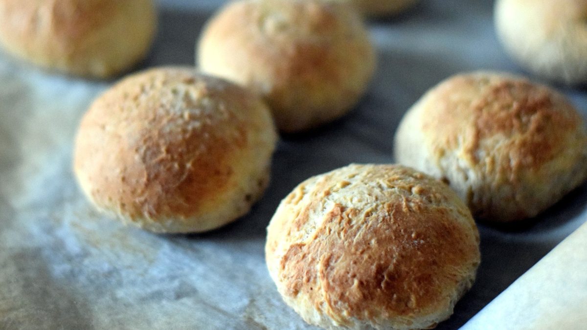 20-Minuten Skyr-Brötchen auf mehlierter Fläche. Draufsicht.