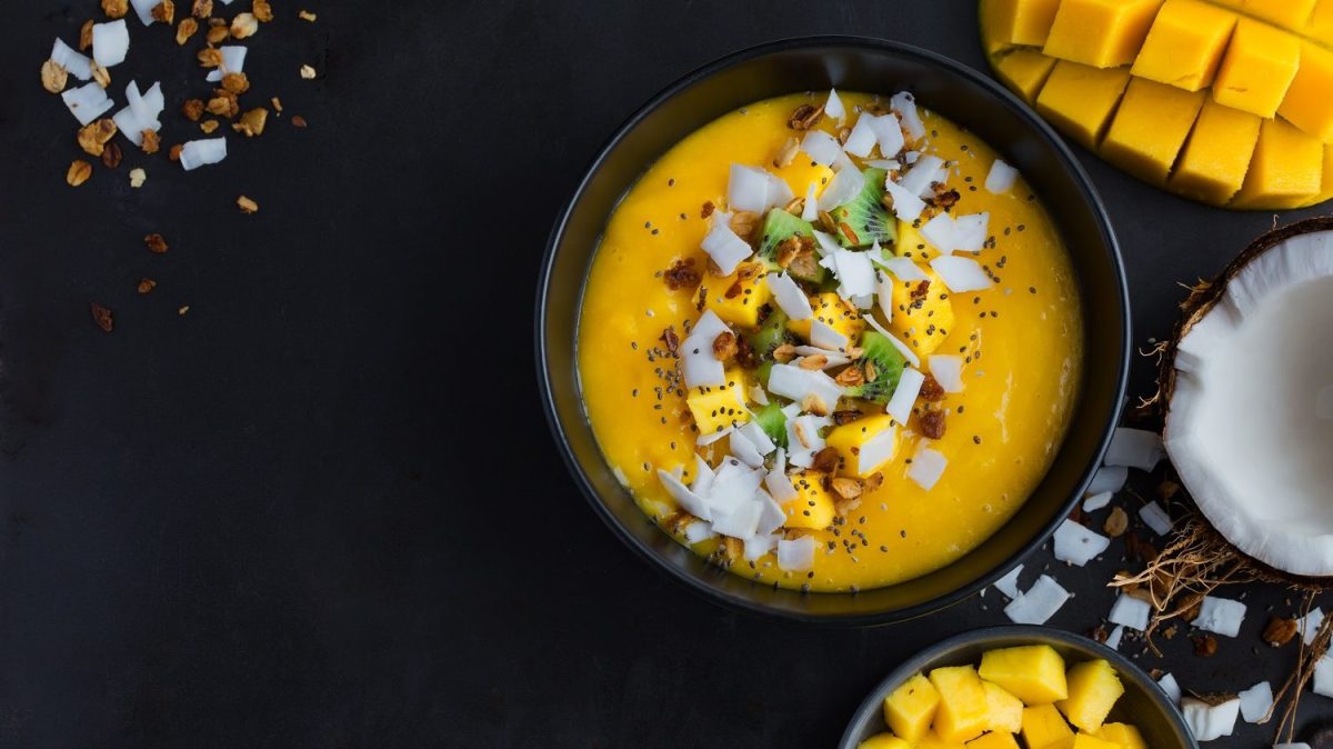 Draufsicht: eine Smoothie-Bowl mit Mango und Kokosnuss
