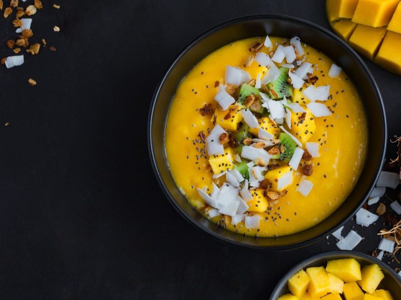 Draufsicht: eine Smoothie-Bowl mit Mango und Kokosnuss