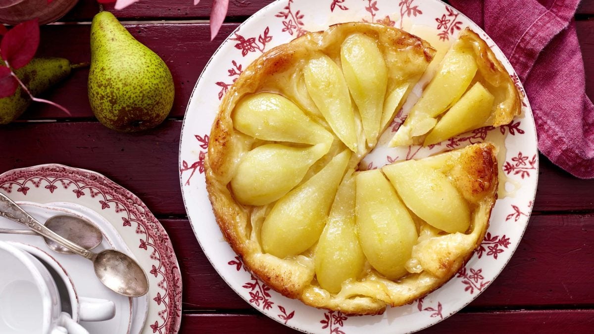 Angeschnittene Birnen-Tarte-Tatin in der Draufsicht.