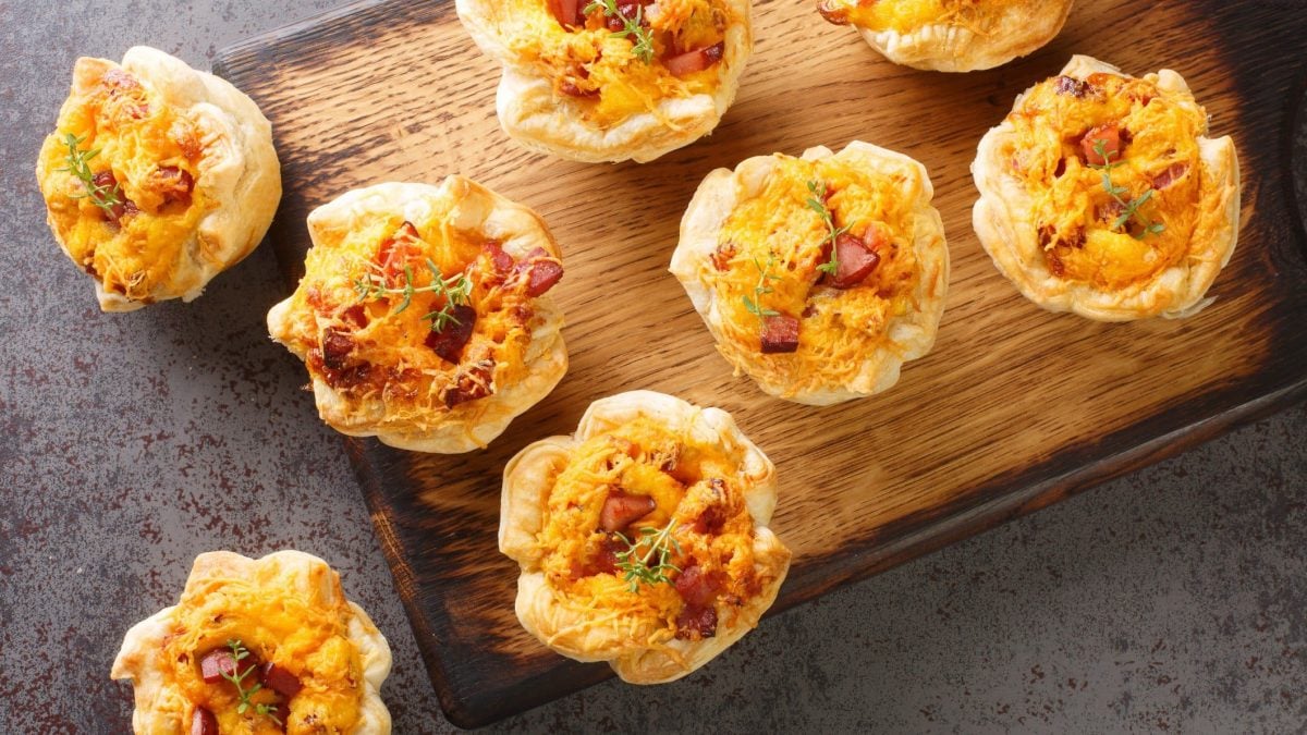 Herzhafte Blätterteig-Muffins mit Schinken &amp; Käse: Fixer Snack - EAT CLUB