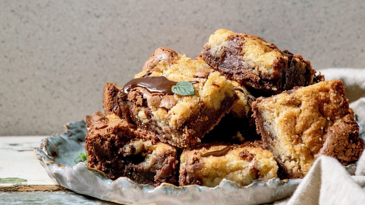 Ein Teller mit Brookies, Brownies mit Cookie-Teig obendrauf.