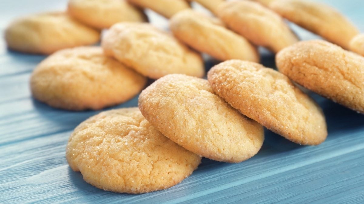 Champagner-Vanille-Cookies auf blauem Untergrund.
