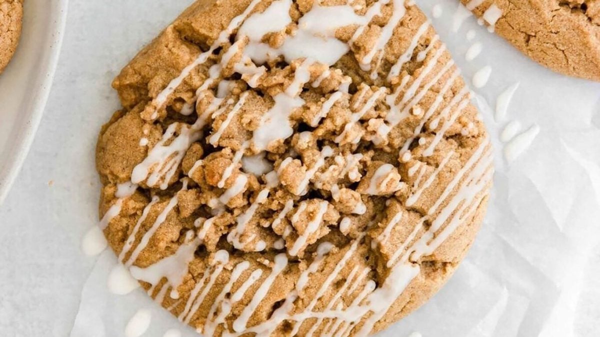 Coffee Cake Cookies aus Gilmore Girls Rezept von Instagram auf hellem Untergrund. Draufsicht.