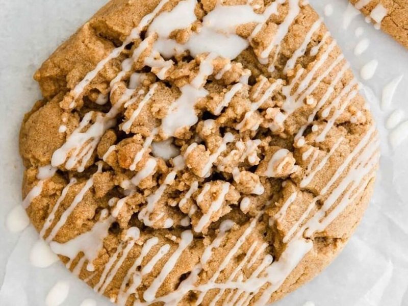 Coffee Cake Cookies aus Gilmore Girls Rezept von Instagram auf hellem Untergrund. Draufsicht.