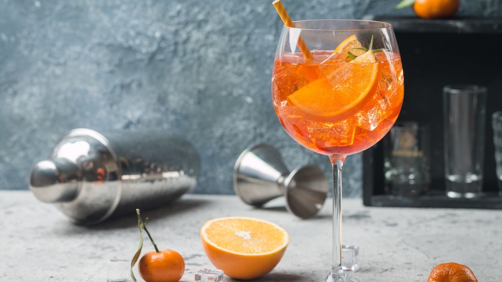 Ein Glas Bicicletta Spritz vor grauem Hintergrund