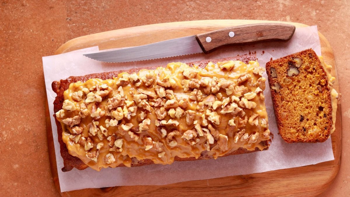 Eine ganzes Karamell-Apfel-Brot auf einem Holzbrett.
