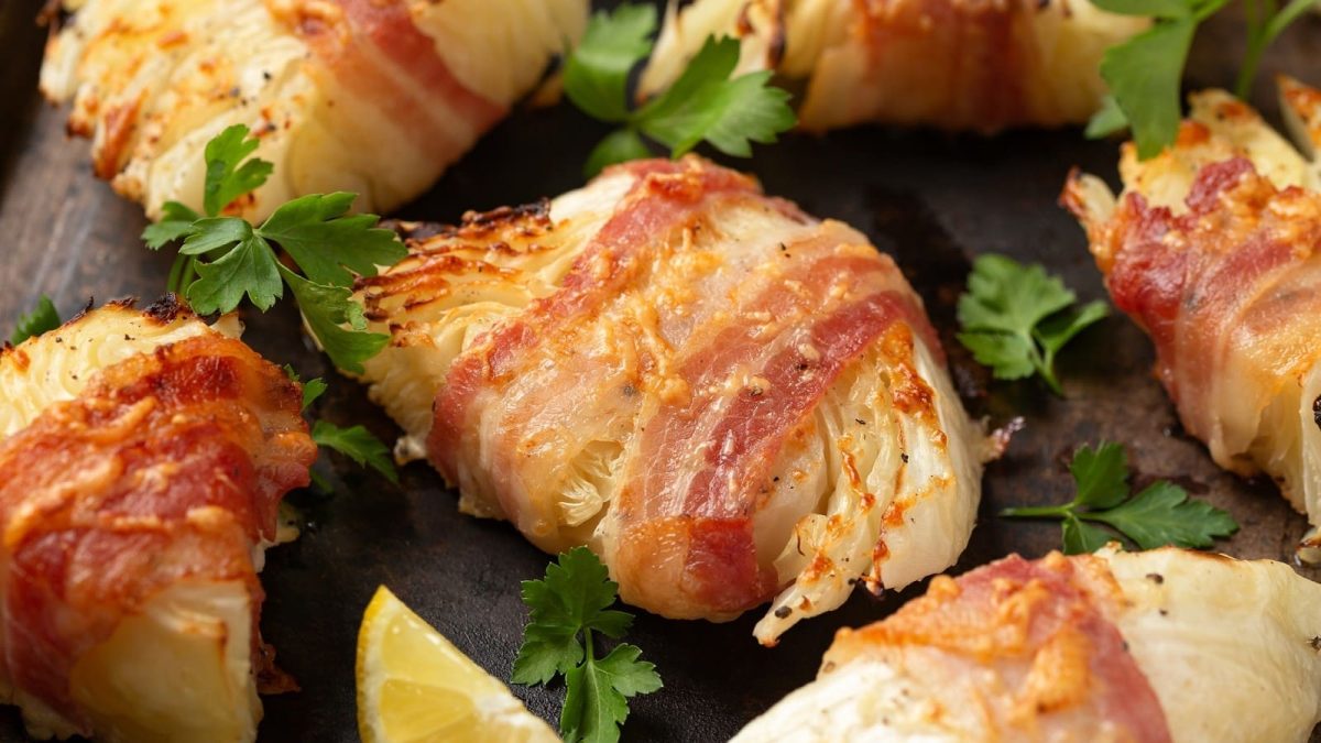 Ein Blech mit Kohl-Wedges in Bacon auf einem Blech.