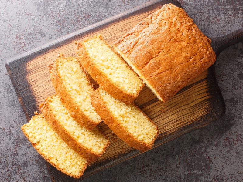 Ein Madeira-Kuchen auf einem Holzbrett.