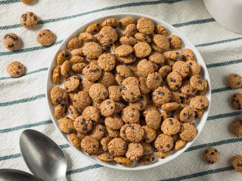 Eine Schüssel mit Cookie Crisps auf einem gestreiften Küchentuch.