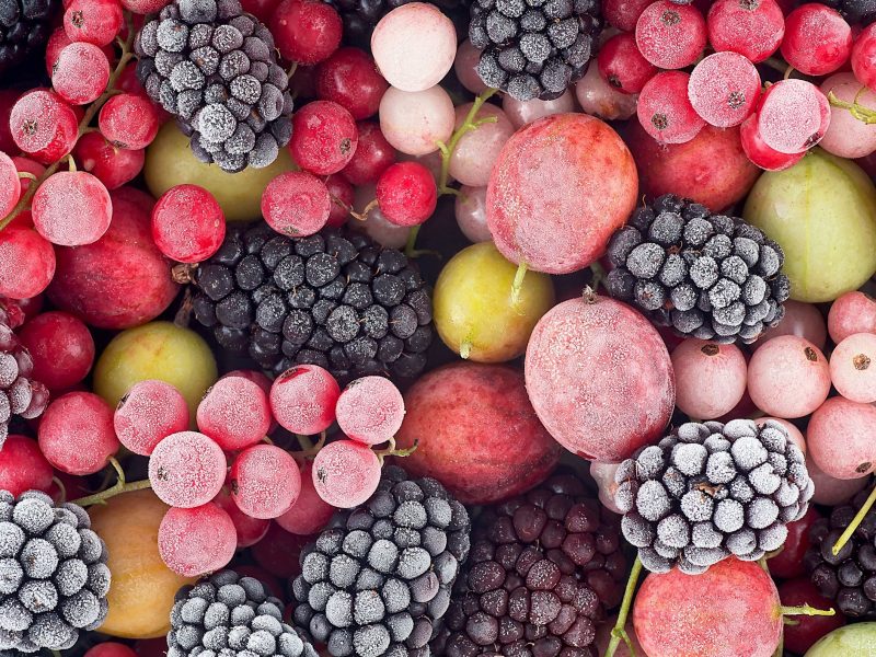 Draufsicht: Tiefgefrorene gemischte Beeren-Arten beziehungsweise Beerensorten