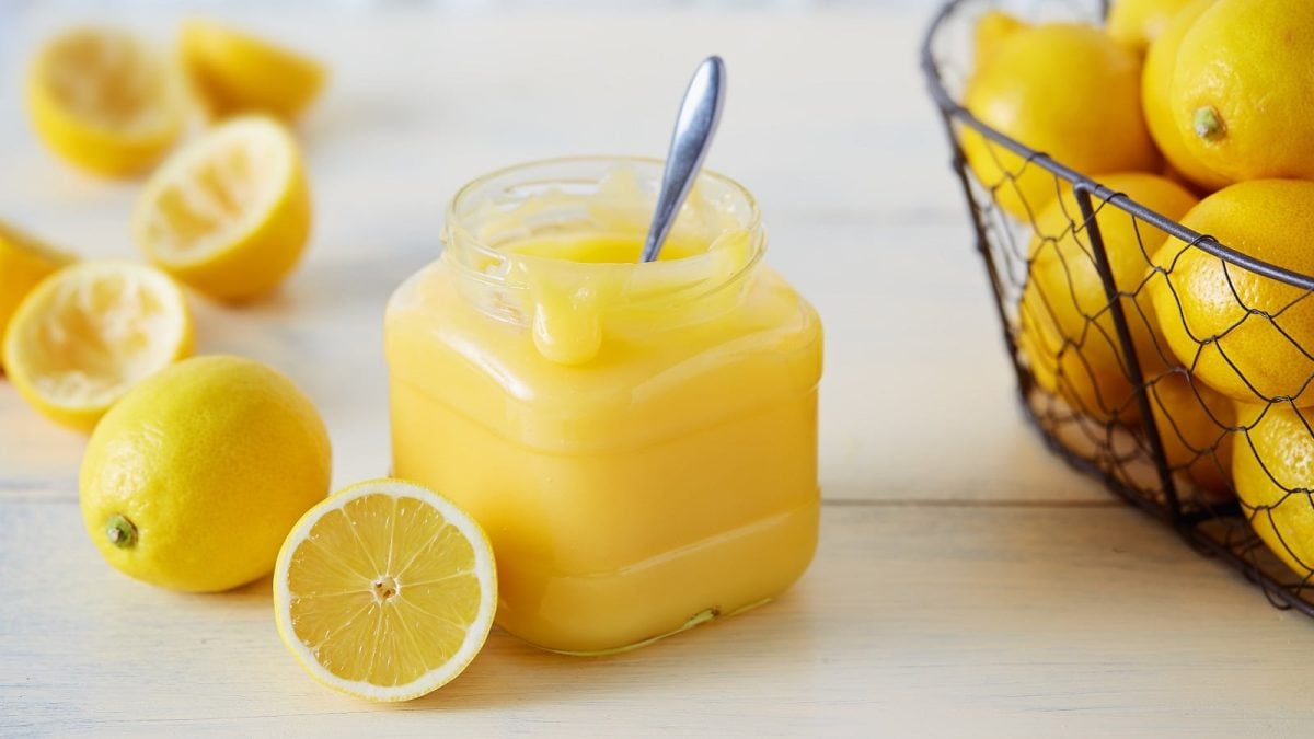 Ein Weckglas mit Zitronensauce.
