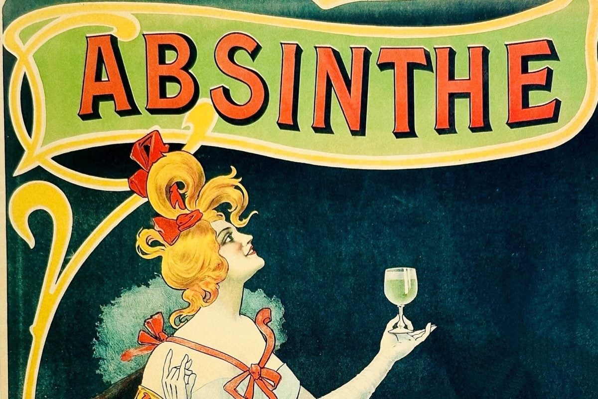 Geschichte des Absinth zum Tag des Absinth Plakat aus französischem Salon. Blasse Frau mir buntem Hut und Kleidung hält Glas in der Hand. Die Seite dem Betrachter zugewandt. Oben wehende Fahne mit Absinthe Schriftzug in Rot. Hintergrund dunkelblau. Frontalansicht.