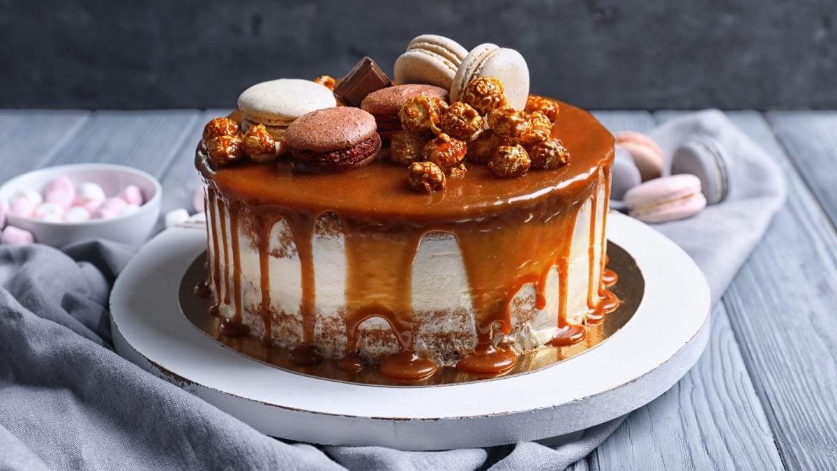 Die Torte auf einem weißen teller und einem hellblauen Tisch mit einem hellblauen Tuch.