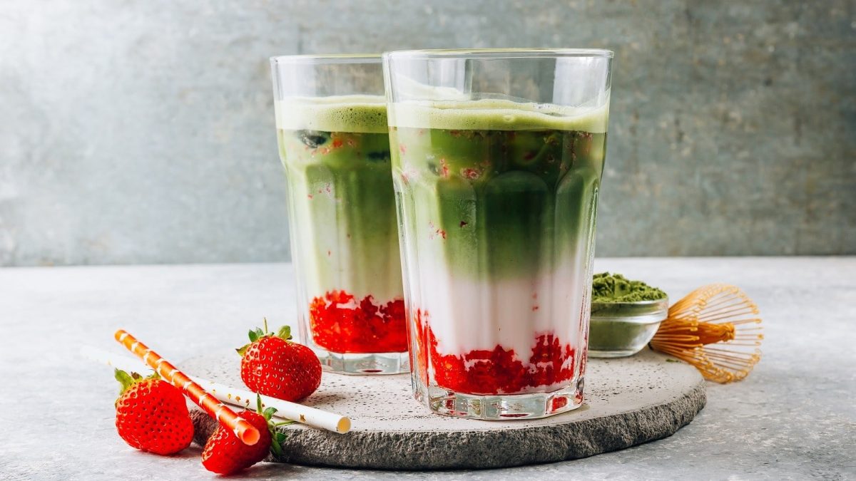 Zwei Gläser mit Matcha Strawberry Latte auf einem Teller.