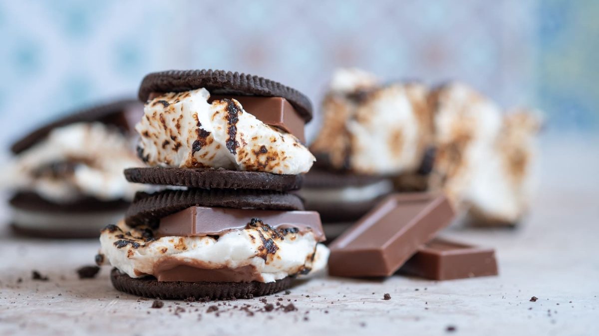 Ein paar Oreo S'mores auf einem hellen Hintergrund.