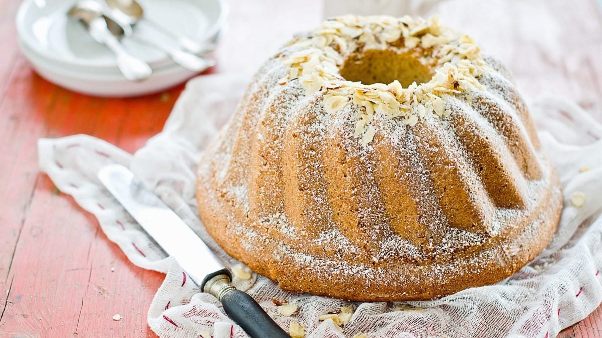Ein polnischer Osterkuchen, der als Babka Wielkanocna bekannt ist, mit Mandeln und Puderzucker bestreut.