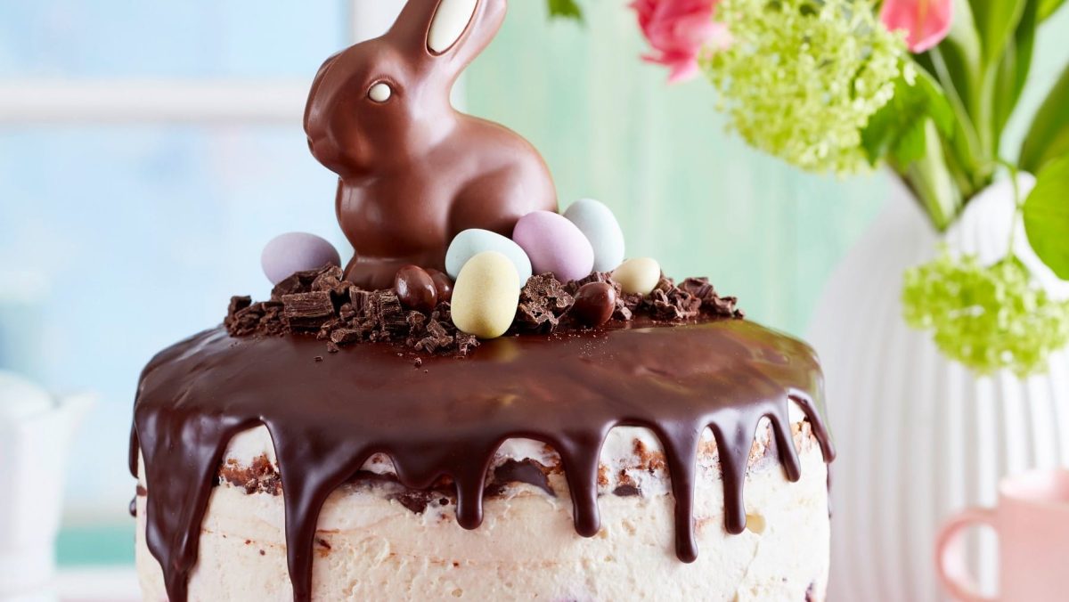 Eine Schoko-Hasentorte mit Schoko-Osterhasen.