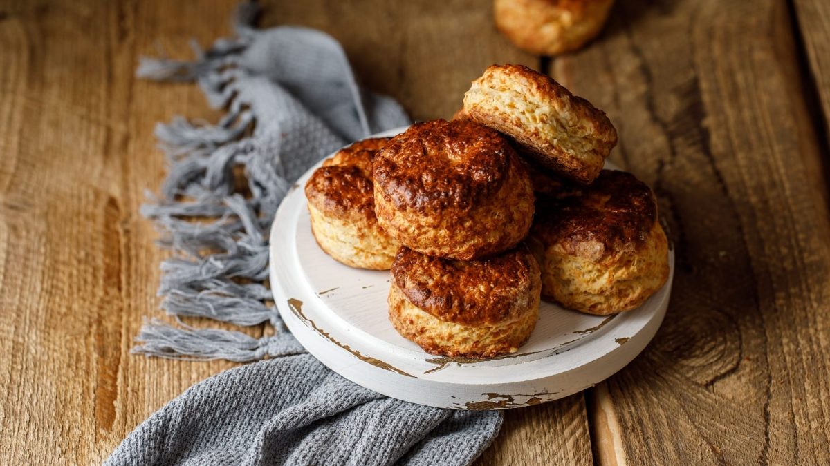 Ein Teller mit Cheddar Scones auf einem blauen Tuch.