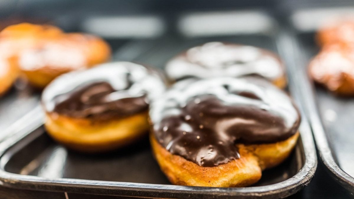 Vegane Boston Cream Donuts auf einem Tablett.