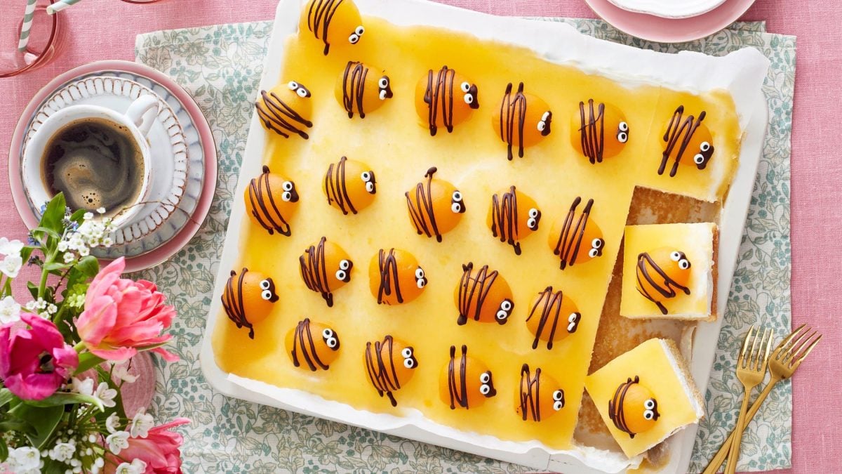 Ein Blech Käferkuchen auf einem gedeckten Tisch.