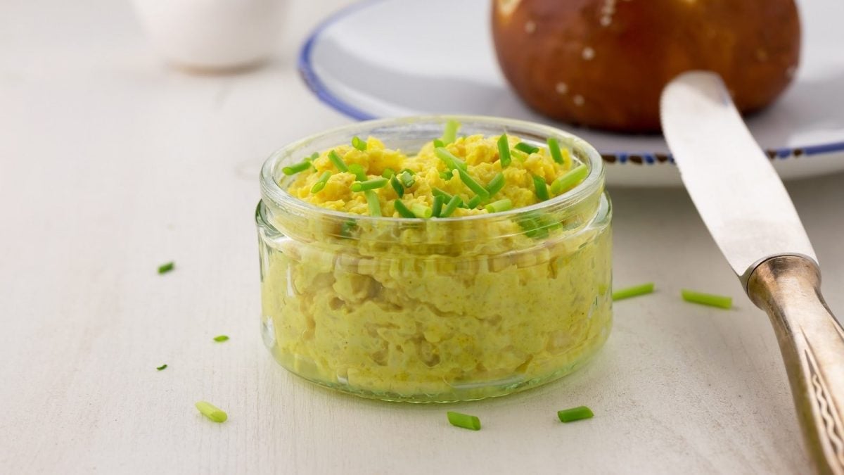 Eine gläserne Schale mit Blumenkohl-Curry-Dip.