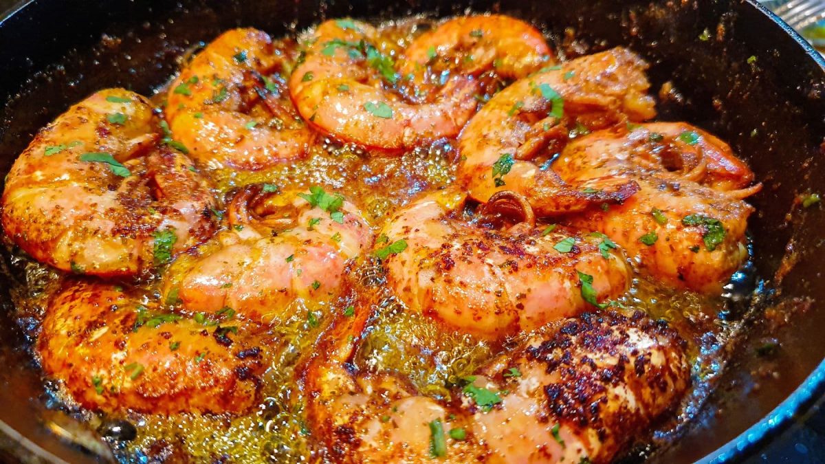 Caribbean Shrimps in dunkler Pfanne aus der Draufsicht.
