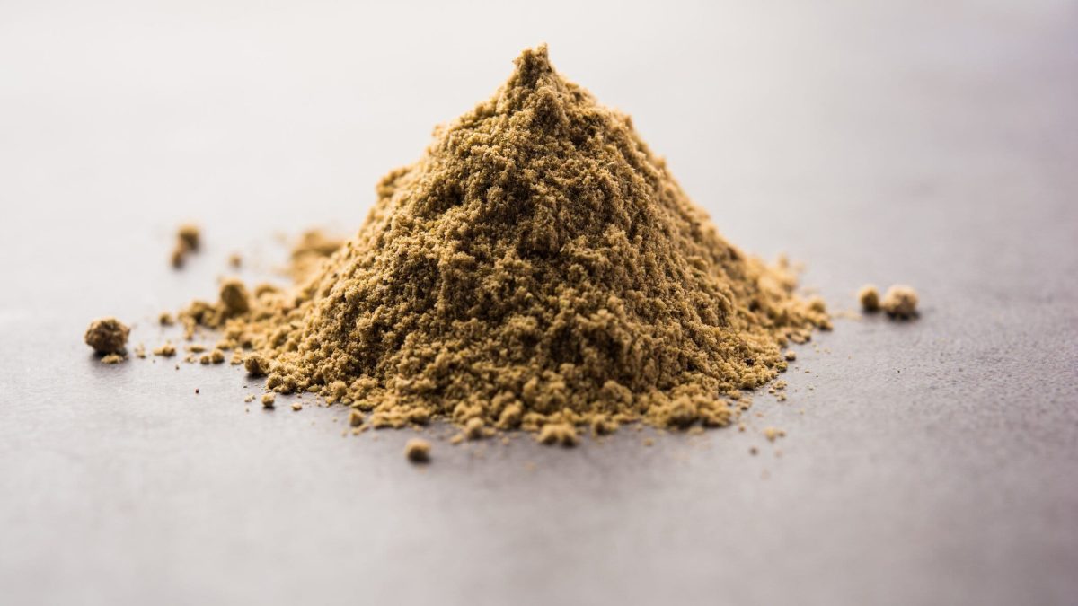 Chat Masala indische Gewürzmischung als braunes Pulver auf hellem Untergrund. Fronatlansicht.